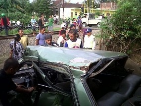 KA Penataran Tabrak Sedan, Sopir Luka Berat