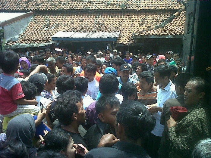 Jokowi Berkeringat Bagi-bagi Seragam SD Bagi Korban Banjir