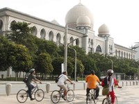 Gowes asyik di Kantor PM Malaysia. bangunan-bangunan megah di Putrajaya menjadi daya tarik tersendiri saat gowes di sana (Marwan/detikTravel)