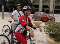 Suasana daerah Purtajaya sangat bersahabat buat pengendara sepeda. Berbeda dengan Jakarta, tidak ada polusi karena tak banyak kendaraan yang lewat. Bersih, indah dan benar-benar nyaman (Marwan/detikTravel)