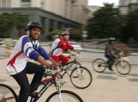Udara sejuk membuat gowes di Putrajaya juga makin menyenangkan. Tumbuhan dan pepohonan ada di pinggir-pinggir jalan (Marwan/detikTravel)