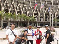 Bangunan kantor pemerintahan di Putrajaya memiliki arsitektur yang indah. Menurut pemandu kami, di Putrajaya ini tiap kementerian diberi kebebasan untuk membangun gedung dengan arsitektur sendiri. Keren! (Marwan/detikTravel)