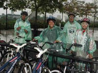 Sedang asyik-asyiknya menikmati keindahan Putrajaya, hujan turun membasahi jalan. Meski menganggu acara gowes, namun tak menyurutkan semangat para pemenang Gowes Keliling Malaysia untuk terus menulusuri daerah yang luasnya 4,931 hektar ini (Marwan/detikTravel)