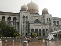Uniknya, gedung-gedung perkantoran di Jalan Pesiaran, Putrajaya seperti meja bulat di persidangan. Kanan kiri adalah deretan kantor-kantor kementerian, serta di ujung jalannya adalah kantor Perdana Menteri, layaknya si pemimpin sidang.Di ujung lainnya Gedung Putrajaya Convention Center (Marwan/detikTravel)