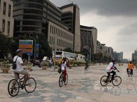 Melintasi Jalan Pesiaran, sangat nyaman. Untuk menambah keindahan, tiap sebulan sekali, tanaman hias di jalan-jalan ini harus diganti (Marwan/detikTravel)