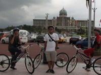 Di sini, kami juga puas berfoto-foto. Mau seru keseruan apalagi di acara gowes Malaysia ini? Tunggu ceritanya di situs traveling kesayangan Anda, detikTravel (Marwan/detikTravel)