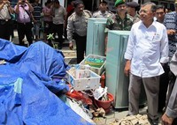 JK Tinjau Lokasi Kerusuhan Sumbawa - Ketua Umum Palang Merah Indonesia (PMI) Pusat, Jusuf Kalla didampingi Kapolda Nusa Tenggara Barat (NTB), Brigjen Mochamad Iriawan melihat puing-puing bangunan yang dibakar massa saat terjadinya Kerusuhan Sumbawa, di Sumbawa, NTB.