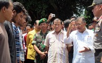 Jusuf Kalla meminta aparat kepolisian agar bertindak tegas menangkap Provokator dan Pelaku pembakaran,     serta meminta masyarakat Sumbawa dari berbagai etnis merekatkan Persaudaraan.