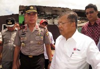 Jusuf Kalla didampingi Kapolda Nusa Tenggara Barat (NTB), Brigjen Mochamad Iriawan melihat puing-puing bangunan yang dibakar massa.