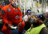     Dua petugas yang mengalami kekurangan oksigen, mendapat bantuan perawatan dengan memberikan oksigen dari anggota TNI AU.