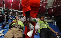 Akibat keletihan mengangkat karung powder NACL dan kekurangan oksigen diketinggian 9000 kaki, dua petugas langsung tergeletak lemas tak berdaya.