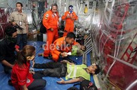 Dua petugas yang lemas tak berdaya akhirnya diistirihatkan dan diberi tabung bantuan oksigen.