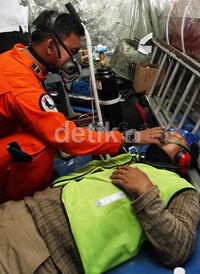 Selama satu jam penuh. para petugas mengangkat karung bubuk powder NACL yang kemudian ditabur melalui cerobong yang diletakkan dipintu pesawat Hercules C-130 TNI AU.