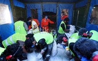 Para petugas yang dibantu anggota TNI AU, menuangkan bahan semai powder jenis NACL, guna mempercepat proses awan menjadi hujan (Jumping Prosess) dari dalam Pesawat Hercules C-130 TNI Angkatan Udara di ketinggian 9000 kaki.
