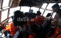 Pilot dari TNI AU saat menerbangkan pesawat Hercules C-130 TNI AU di atas ketinggian 9000 kaki didaerah Pelabuhan ratu, Jawa Barat, Minggu (27/01).