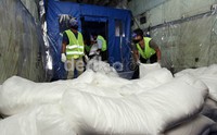 Para petugas sedikit terganggu menuaikan bubuk powder jenis NACL sebanyak 5 ton, saat pesawat terjadi guncangan keras akibat awan tebal.