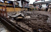 Seluruh warga di RW 03 telah kembali ke rumah masing-masing untuk membersihkan rumahnya yang sempat dipenuhi tanah dan lumpur akibat musibah banjir.     