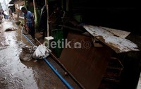 Ratusan rumah yang terkena musibah banjir juga dipenuhi oleh lumpur dan kotoran sampah.