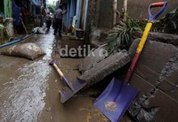 Alat sekop pengangkut lumpur dan kotoran sampah milik warga, tergelatak dibadan jalan gang.     