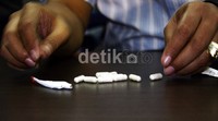 MDMA-nya ditemukan di dalam laci di ruang makan, ujar Kepala Humas BNN Kombes Pol Sumirat Dwiyanto saat gelar barang bukti di kantor BNN. Ramses/detikfoto