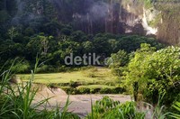 Memasuki kawasan ini, pengunjung akan melalui jalan menurun. Kemudian bertemu dengan panorama Ngarai Sianok, persawahan dengan tebing-tebing nan indah.