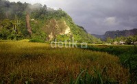 Bersama ribuan warga. Obyek wisata ini memang baru diresmikan Menkominfo Tifatul Sembiring.