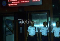     Petugas keamanan BNN menjaga ketat lif, para artis diperiksa di lantai 7 gedung itu. Ramses/detikfoto