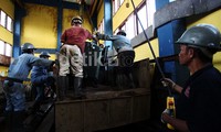 Pasca banjir petugas mulai membersihkan kawasan sekitar pompa dan melepas ke empat pompa tersebut untuk dibawa dan diperbaiki, Sabtu (27/01).     