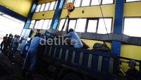 Selain merendam pompa banjir  juga merendam crane dan travo.