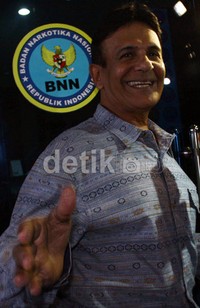Mark Sungkar, ayah dari Zaskia Sungkar dan mertua Irwansyah ingin menjenguk keluarganya. Ramses/detikfoto