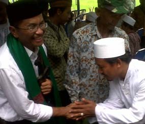 Dihadiahi Keris Pusaka, Dahlan Iskan Mengaku Suka