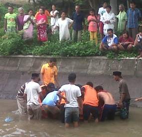 Jatuh ke Sungai, Pedagang Es Degan Tewas Terseret Arus