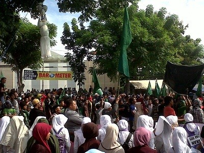 Hiii! Ada Pocong Tergantung di Pohon Depan Gedung PN Tipikor Semarang