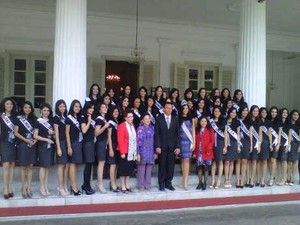 Ehem! Ahok Sumringah Dikelilingi 38 Putri Indonesia
