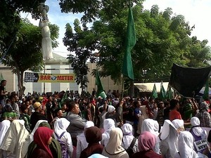 Hiii! Ada Pocong Tergantung di Pohon Depan Gedung PN Tipikor Semarang