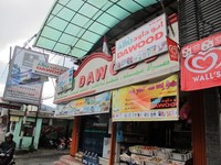 Salah satu toko yang ada di Warung Kaleng adalah Abu Dawood. Nama toko ini mirip seperti yang ada di Arab Saudi, yaitu Bin Dawood. Di sini turis bisa menemukan aneka barang keperluan sehari-hari khas Timur Tengah (Putri/detikTravel)