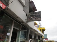 Tak hanya bertuliskan huruf Arab, toko yang ada di kawasan Warung Kaleng juga menjual bahan makanan untuk masakan Timur Tengah yang mungkin tak ada di tempat lain. Tak heran wisatawan asal Timur Tengah banyak yang berlibur ke sini (Putri/detikTravel)