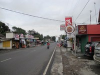 Kalau orang Timur Tengah mereka lebih senang datang ke Indonesia, ya ke Puncak ini, biasanya untuk makan atau belanja barang keperluan di Warung Kaleng, kata salah satu pengelola tempat makan di Warung Kaleng, Husein yang masih berdarah Timur Tengah, kepada detikTravel beberapa waktu lalu (Putri/detikTravel)