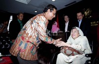Mahfud MD menyambut kedatangan Shinta Nuriyah Wahid.