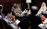 Mahfud MD menyimak keterangan yang disampaikan tokoh lintas agama yang tergabung dalam Indonesian Conference on Religion and Peace (ICRP).
