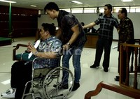 Zulkarnaen Djabbar dan Dendy Prasetiya siap menjalani sidang perdanan perkara korupsi pembahasan anggaran pengadaan Alquran dan laboratorium di Kementerian Agama. Ramses/detikFoto.