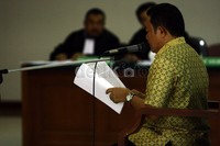 Amran Batalipu membacakan pledoinya. Ramses/detikFoto.