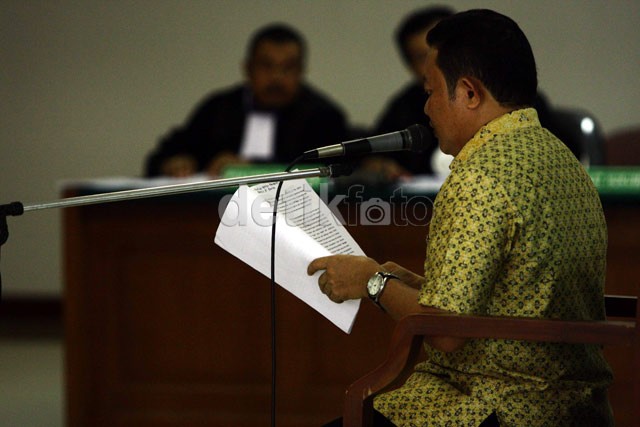 Amran Minta Dihukum Ringan