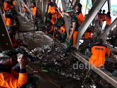 Sampah Sisa Banjir di Kalibata Dibersihkan