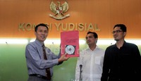 Tampak Anggota KY Suparman Marzuki (berdasi) menerima rekaman sidang putusan dari aktivis ICW Febridiansyah (baju hitam) didampingi juru bicara KY Asep Rahmat Fajar (baju putih).