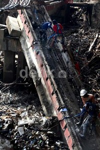 Pondasi kabel PLN ambruk saat banjir menerjang kawasan tersebut.