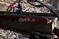 Pembongkaran tersebut dilakukan agar reruntuhan beton tidak menyumbat aliran sungai.