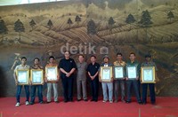 Penyerahan piagam rekor Lukisan Bubuk Teh Terbesar itu berlangsung, Senin (28/1/2013) di Kantor PT Perkebunan Nusantara (PTPN) 4, Jl. Suprapto, Medan. Ketujuh pelukis itu masing-masing, Syafri Ali, Morris Alexander Siregar, Marah Rusli, Eno, Darwis, Reka Arya dan Yasin Ronasly.