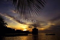     Pelabuhan Kota Sorong di pagi hari padat dengan aktivitas lalu lintas perahu mesin penduduk yang tinggal di kepulauan.