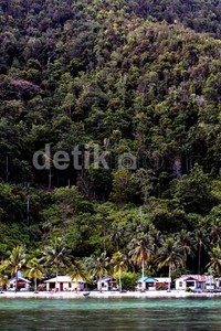 Pemukiman penduduk di kepulauan Raja Ampat. Kendaraan sehari-harinya hanyalah perahu.